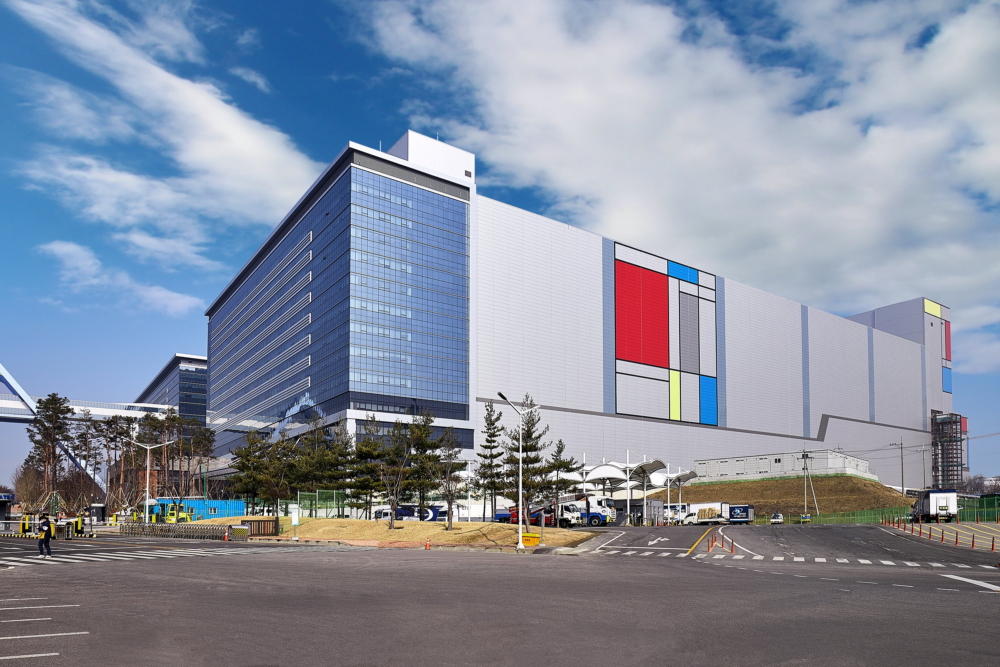 Samsung press photograph issued with the announcement of its V1 EUV foundry line at Hwaseong. The publisher gave no description of what is shown.